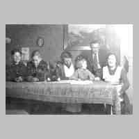 071-0046 Bild Mitte Frau Metha Assmann mit ihren 3 Kindern. Rechts der Fleischergeselle und die Hausangestellte.jpg